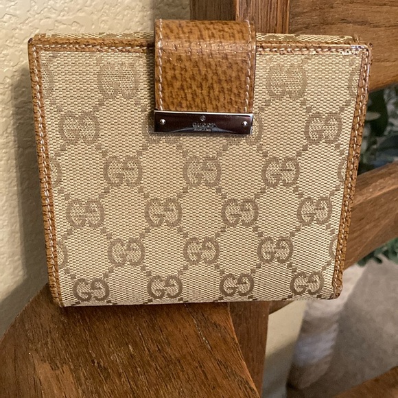 Gucci GG Logo Canvas & Leather Bifold Compact Wallet Like New! - Picture 1 of 11
